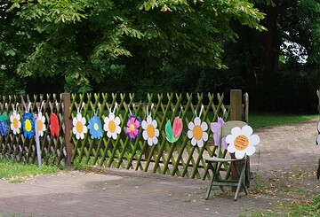 Klappstuhlgottesdienst im Pfarrgarten