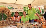 Landfrauen binden eine Erntekrone, Foto: LAG Fläming-Havel e.V.