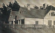 Das Anwesen von Walter Kühne von der Hauptstraße gesehen, nach der Erweiterung 1911. Nach Kriegszerstörung verändert wiederaufgebaut, Foto: unbekannt, Lizenz: Privatarchiv