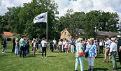 Marcus Boxler bei der Führung durch den Skulpturenpark, Foto: Showmik Khan, Lizenz: Schlossgut Schwante