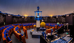Krümel und Professor im Planetarium Herzberg