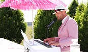 Thomas Kübler am weißen Piano auf den Tragflächen der Lady Agnes im Konzert