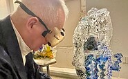 Gerd Sonntag an einer seiner Glasskulpturen, Foto: Mikos Meininger, Lizenz: Mikos Meininger