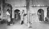 Pöttemacher und Kachelbäcker (1905), Foto: Waldemar Titzenthaler, Lizenz: Ofen- und Keramikmuseum Velten