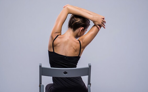 Yoga auf dem Stuhl