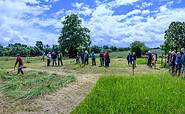 Teilnehmerin beim Mähen mit der Sense, Foto: Stefan Schwill, Lizenz: Stefan Schwill