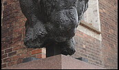 „Großes Martyrium. Den Opfern des Faschismus gewidmet“,  Bronzeplastik von Wieland Förster im Atrium der Konzerthalle Carl Philipp Emanuel Bach, Foto: Karl-Konrad Tschäpe , Lizenz: Museum Viadrina