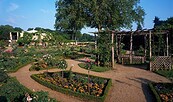 Park Sanssouci, Schloss Charlottenhof, Blick in Rosengarten mit Schinkel-Laube, Foto: Hans Bach, Lizenz: SPSG