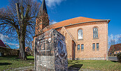 Kirche mit Kirchplatz, Foto: Michael Mattke, Lizenz: Amt Joachimsthal(Schorfheide)