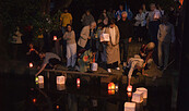 Einsetzen der Laternen in den Griebnitzsee (2010), Foto: Tsukasa Yajima, Lizenz: Hiroshima-Platz Potsdam e.V.