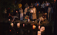 Einsetzen der Laternen in den Griebnitzsee (2010), Foto: Tsukasa Yajima, Lizenz: Hiroshima-Platz Potsdam e.V.