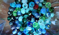 Glasklarer Spaß für kleine Entdecker - Schmuckbasteln für Kinder im Glasmuseum Neuglobsow