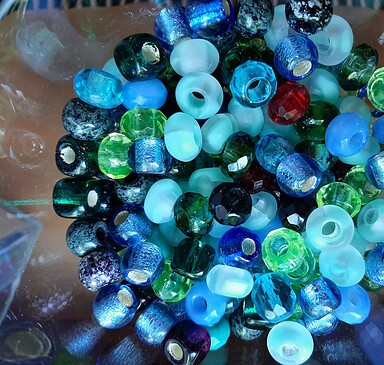 Glasklarer Spaß für kleine Entdecker - Schmuckbasteln für Kinder im Glasmuseum Neuglobsow