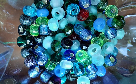 Glasklarer Spaß für kleine Entdecker - Schmuckbasteln für Kinder im Glasmuseum Neuglobsow