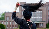 Künstlerin Tuli Mekondjo vor der Großfunkstelle Nauen, Foto: Kristina Tschesch, Lizenz: Kristina Tschesch