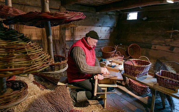 Korbflechten für Fortgeschrittene im Freilandmuseum Lehde, Foto:  Linke, Lizenz: Museum OSL