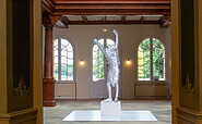 Erwin Wurm                                                                        Double doubt (Neuroses) (2023) Aluminium  Courtesy KÖNIG GALERIE, Berlin, Foto: Waldemar Brzezinski, Lizenz: Verein der Freunde des Rohkunstbau e.V.