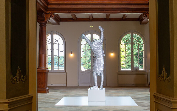 Erwin Wurm                                                                        Double doubt (Neuroses) (2023) Aluminium  Courtesy KÖNIG GALERIE, Berlin, Foto: Waldemar Brzezinski, Lizenz: Verein der Freunde des Rohkunstbau e.V.
