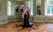 Birgit Dieker  All her Colours (2025) Kleidung, situationsspezifische Installation Courtesy the artist, Foto: Waldemar Brzezinski, Lizenz: Verein der Freunde des Rohkunstbau e.V.