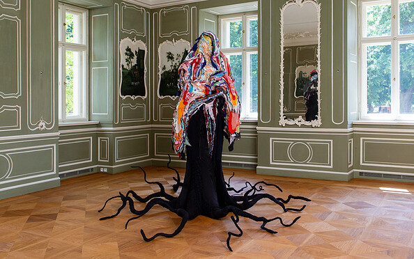 Birgit Dieker  All her Colours (2025) Kleidung, situationsspezifische Installation Courtesy the artist, Foto: Waldemar Brzezinski, Lizenz: Verein der Freunde des Rohkunstbau e.V.