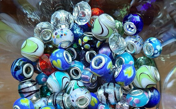 Glasklarer Spaß für kleine Entdecker - Schmuckbasteln für Kinder im Glasmuseum Neuglobsow