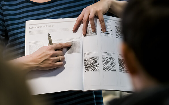 Katrin Neubert erklärt, wie man mit dem Bleistift Strukturen und Schattierungen erzeugt, Foto: David Marschalsky, Lizenz: Naturkundemuseum Potsdam