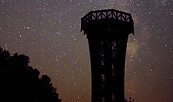 Der Sielmann-Turm bei Nacht auf der Kyritz-Ruppiner Heide., Foto: Dr. Andreas Hänel, Lizenz: Naturpark Stechlin-Ruppiner Land