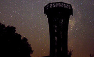Der Sielmann-Turm bei Nacht auf der Kyritz-Ruppiner Heide., Foto: Dr. Andreas Hänel, Lizenz: Naturpark Stechlin-Ruppiner Land