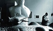 Hamburger Atelier von Gustav Seitz: Bronze der Großen Flensburger Venus, darauf Bronze der  Kleinen Flensburger Venus, Gips des Catchers im Hintergrund; Gustav Seitz. 1965 , Foto: Michael Fackelmann , Lizenz:  © Gustav Seitz Stiftung