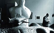 Hamburger Atelier von Gustav Seitz: Bronze der Großen Flensburger Venus, darauf Bronze der  Kleinen Flensburger Venus, Gips des Catchers im Hintergrund; Gustav Seitz. 1965 , Foto: Michael Fackelmann , Lizenz:  © Gustav Seitz Stiftung