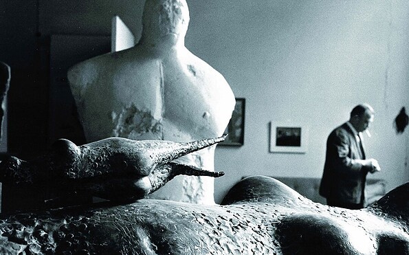 Hamburger Atelier von Gustav Seitz: Bronze der Großen Flensburger Venus, darauf Bronze der  Kleinen Flensburger Venus, Gips des Catchers im Hintergrund; Gustav Seitz. 1965 , Foto: Michael Fackelmann , Lizenz:  © Gustav Seitz Stiftung