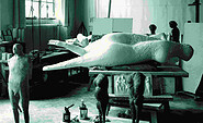 Hamburger Atelier von Gustav Seitz: Gips der Großen Flensburger Venus sowie Männlicher und  Kleiner weiblicher Torso, Schauspieler und Reliefs. 1964 , Foto: Eberhard Troeger , Lizenz: © Gustav Seitz Stiftung