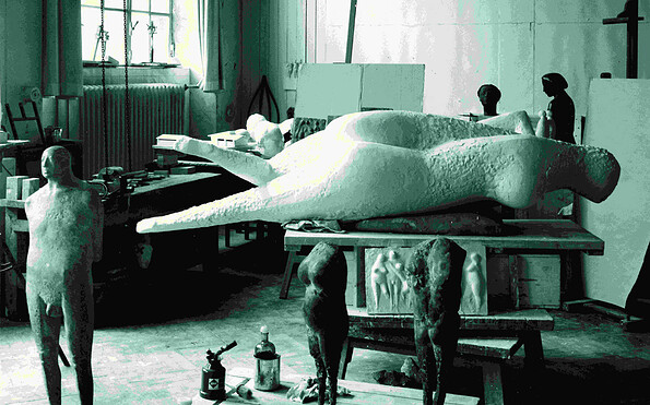 Hamburger Atelier von Gustav Seitz: Gips der Großen Flensburger Venus sowie Männlicher und  Kleiner weiblicher Torso, Schauspieler und Reliefs. 1964 , Foto: Eberhard Troeger , Lizenz: © Gustav Seitz Stiftung