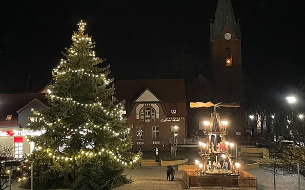 Weihnachtsbaum mit Pyramide auf dem Großräschener Markt, Foto: Stadt Großräschen