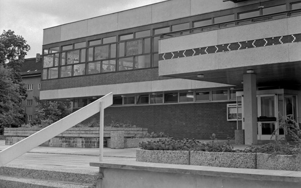 Eingang mit Rosette, die dem Minsker Stadttor nachempfunden ist, 1980 © Foto: Heinz Gerard, Courtesy Potsdam Museum – Forum für Kunst und Geschichte