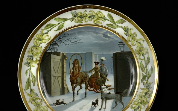 Königliche Porzellanmanufaktur Berlin: Teller mit Schlittendarstellung, Modell „Antique Glatt“, nach 1870, Foto:  Wolfgang Pfauder, Lizenz: SPSG