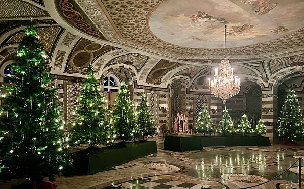 Weihnachtliche Dekoration im Grottensaal des Neuen Palais, Foto: Jörg Kirschstein, Lizenz: SPSG