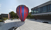 Katharina Gaenssler, Installationsansicht der Arbeit UP!, 2025, vor dem MINSK Kunsthaus in Potsdam. Mit freundlicher Genehmigung des Haus der Bayerischen Geschichte Regensburg, Foto: Foto: Jens Ziehe
