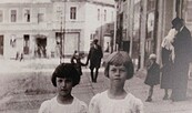 Krystyna Kozłowicz mit ihrer Cousine auf dem Marktplatz von Krotoszyn, Foto: Jüdisches Museum, Lizenz: Jüdisches Museum