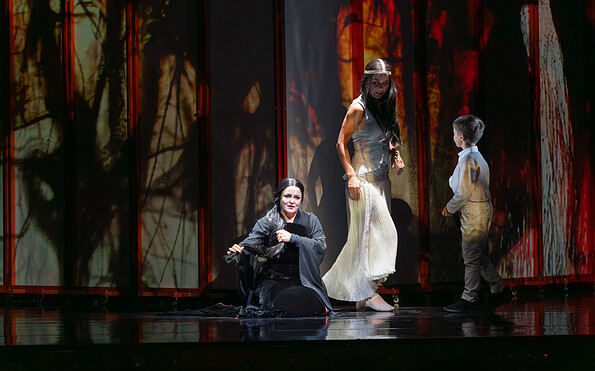 Szene aus MADAMA BUTTERFLY, Foto: Bernd Schönberger, Lizenz: Brandenburgische Kulturstiftung Cottbus-Frankfurt (Oder)
