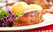 Martinsgans mit Rotkohl und Klösen, Foto: Gasthof Drei Linden, Lizenz: Gasthof Drei Linden