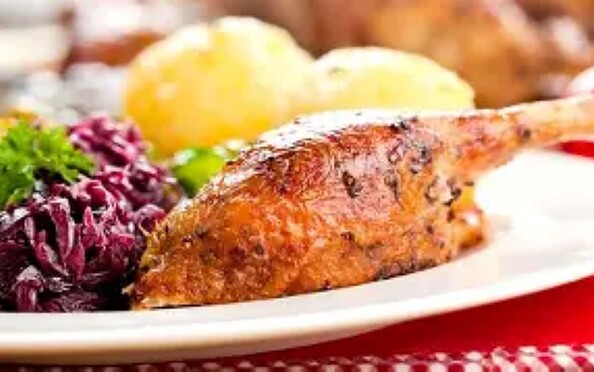 Martinsgans mit Rotkohl und Klösen, Foto: Gasthof Drei Linden, Lizenz: Gasthof Drei Linden