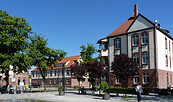 Platz vor dem Bahnhof in WILDAU, Foto: Petra Förster, Lizenz: Tourismusverband Dahme-Seenland e.V.