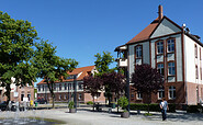 Platz vor dem Bahnhof in WILDAU, Foto: Petra Förster, Lizenz: Tourismusverband Dahme-Seenland e.V.