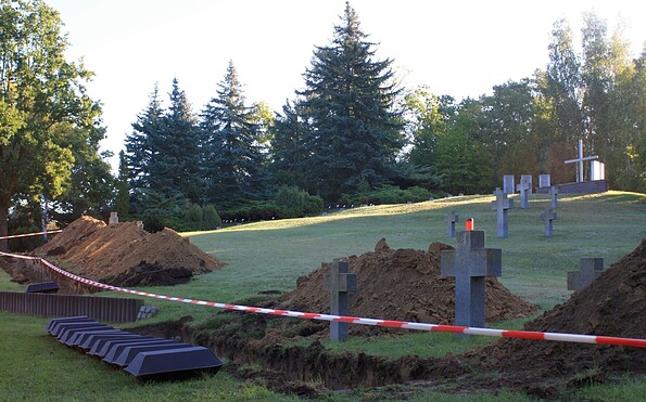 Zubettung in der Kriegsgräberstätte 2025 in Lietzen, Foto: Bernd Plümecke, Lizenz: Landkreis Märkisch-Oderland