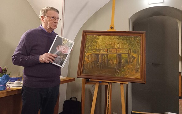 Jurij Wuschansky bei der Übergabe des Gemäldes von Horst Schlassar, Foto: Wendisches Museum, Lizenz: Wendisches Museum