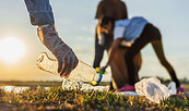 Müllsammeln, Foto:  lovelyday12 / stockadobe.com, Lizenz:  lovelyday12 / stockadobe.com