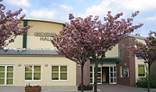 Giebelseehalle aussen, Foto: Kathleen Brandau, Lizenz: Gemeinde P/E