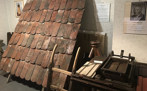 Dachziegel im Ausstellungsraum, Foto: Doreen Bahlke