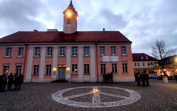 Friedenskundgebung am 03. März 2022 auf dem Marktplatz, Foto: Elisabeth Kluge, Lizenz: Tourist-Information Zehdenick